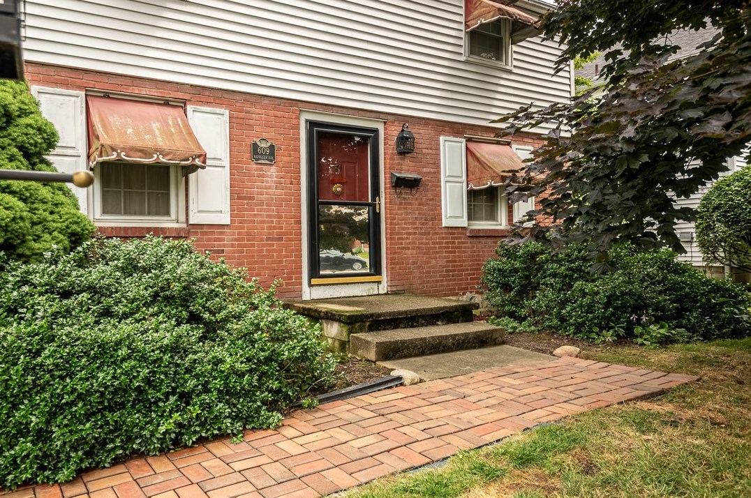 609 Wengler Ave, Hermitage, PA 16146