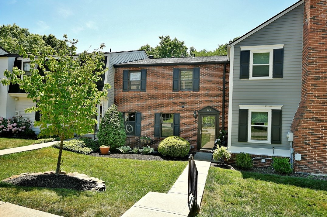 102 Canterbury Dr, Moon Twp, PA 15108