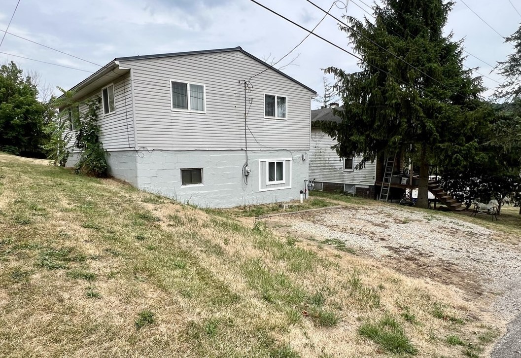 22 8th St, Claysville, PA 15323