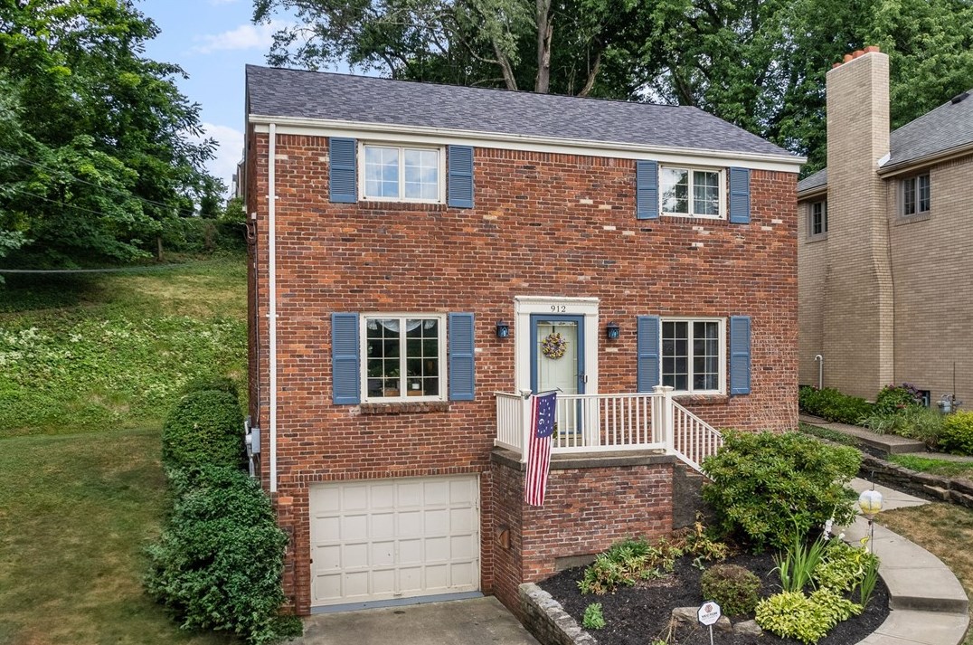 912 Country Club Dr, Pittsburgh, PA 15228