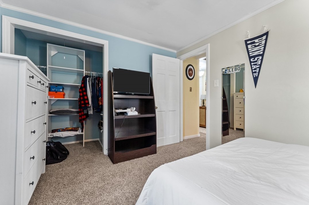 912 Country Clb Dr, Pittsburgh PA 15228-2625 exterior