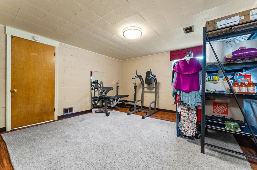 912 Country Clb Dr, Pittsburgh PA 15228-2625 exterior