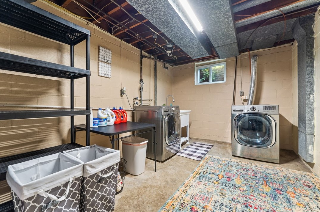 912 Country Clb Dr, Pittsburgh PA 15228-2625 exterior