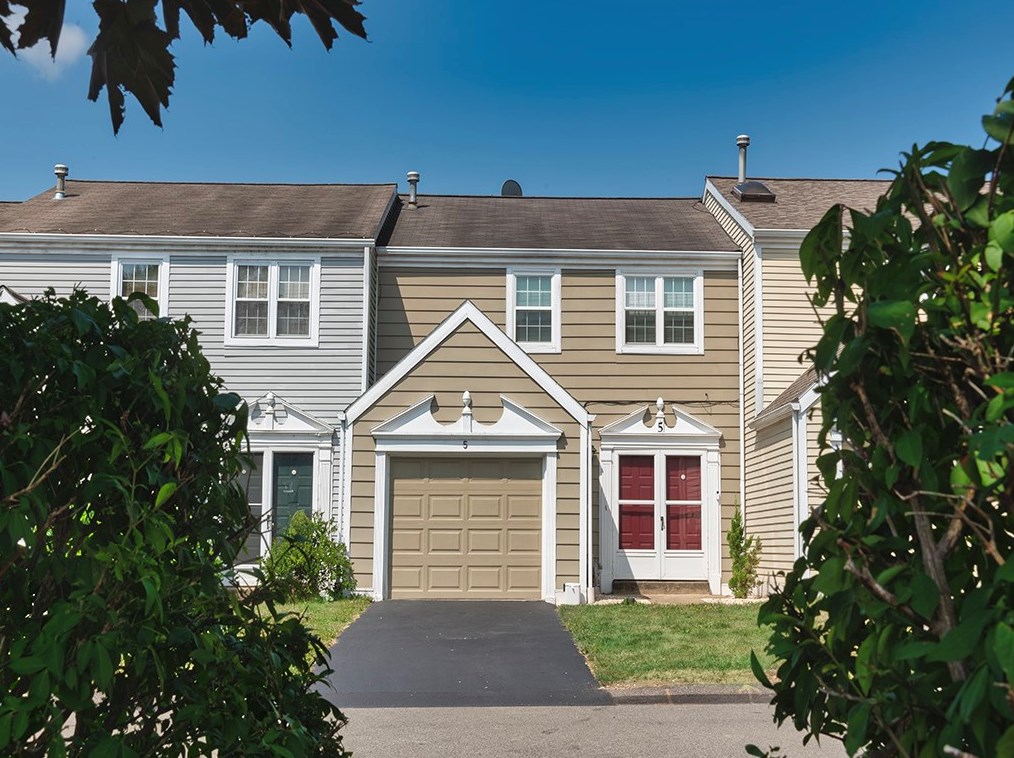 5 Gloucester Ct, Oakmont, PA 15139