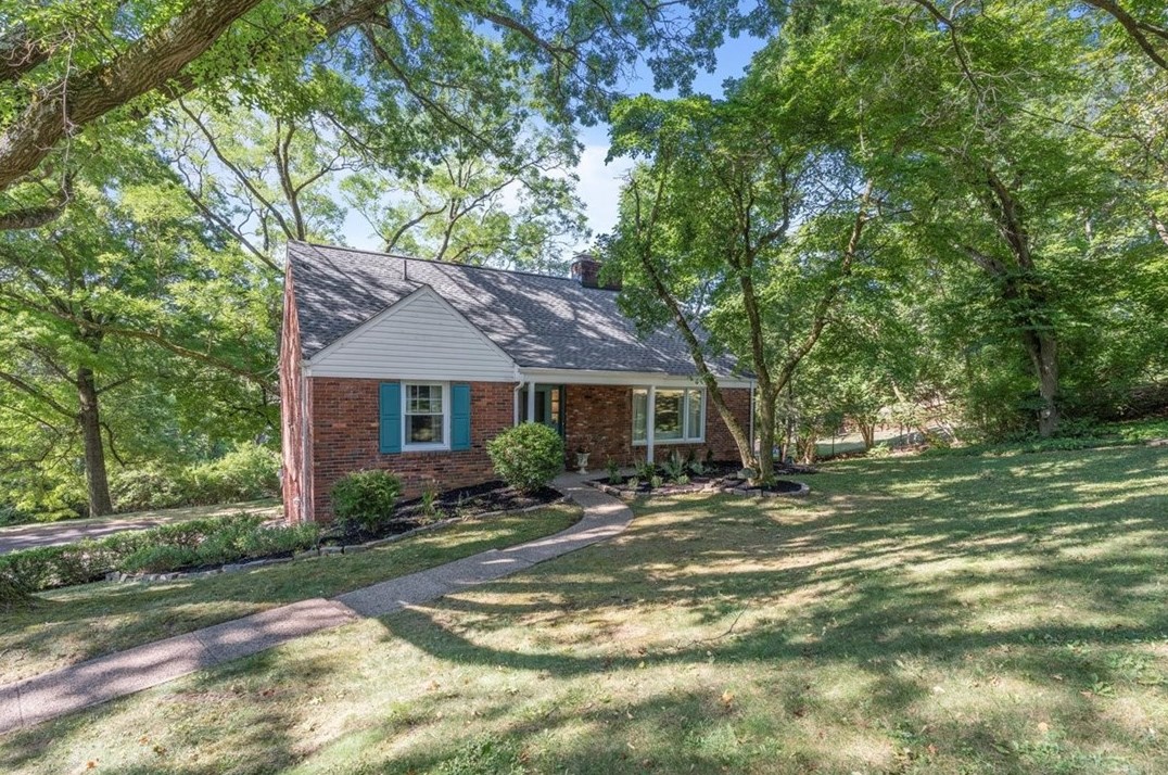 17 Winthrop Rd, Collier Township, PA 15106