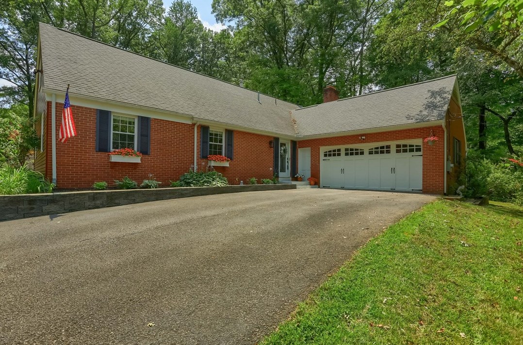 3825 Hilltop Dr, Gibsonia, PA 15044