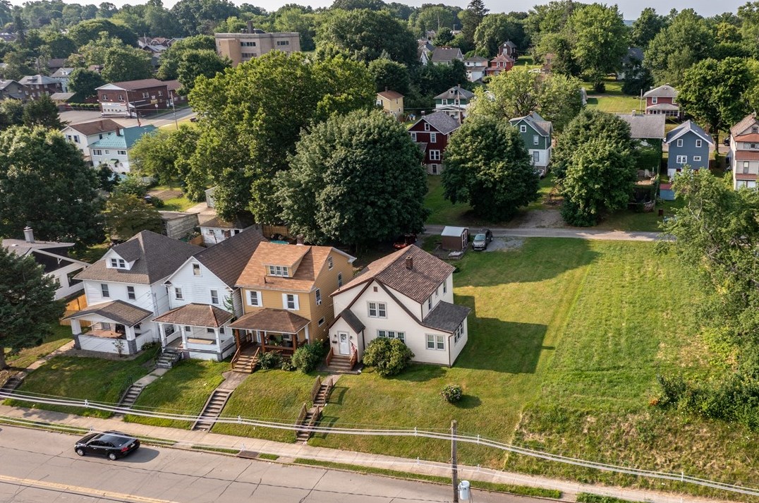 1221 Roemer Blvd, Hermitage, PA 16121