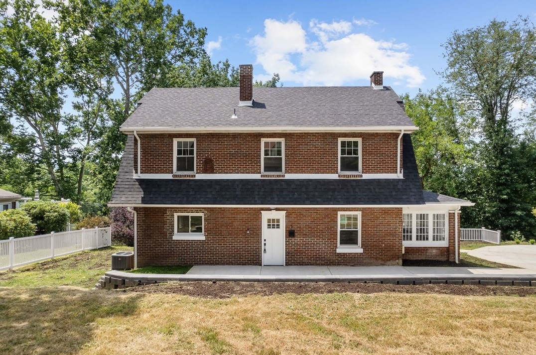 5 Winding Rd, Leetsdale, PA 15056