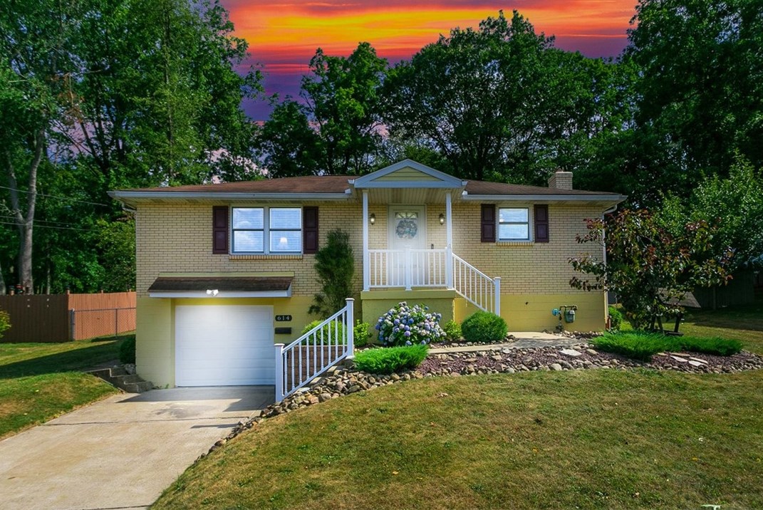 614 Penn Dr, Trafford, PA 15085-1443