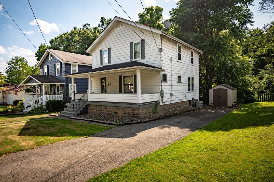 98 Baker Ave, Hermitage, PA 16148