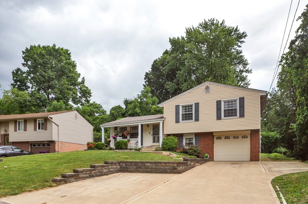 206 Great Smokey Dr, Pittsburgh, PA 15239