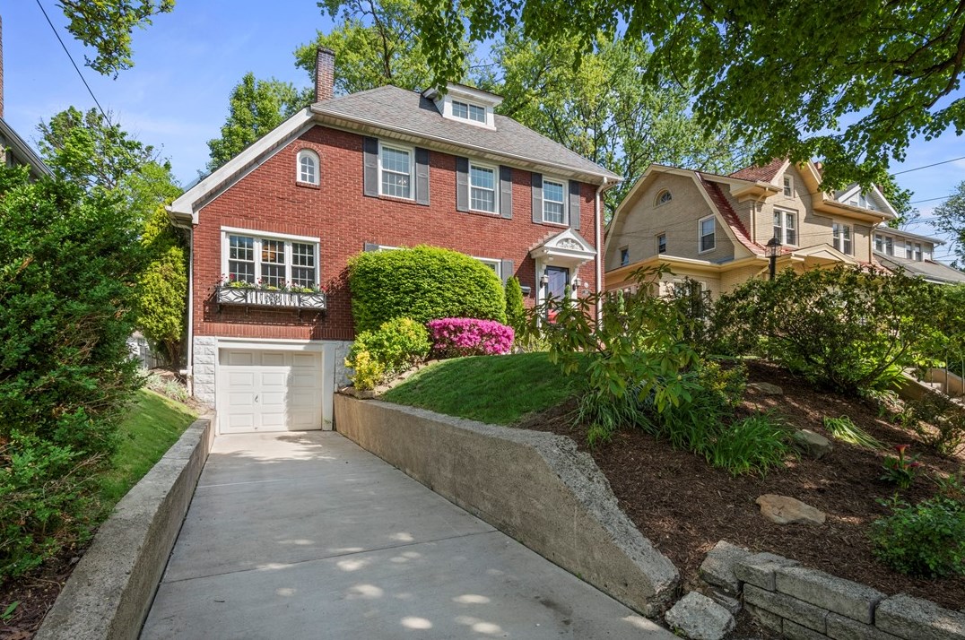 220 Morrison Dr, Pittsburgh, PA 15216-1202