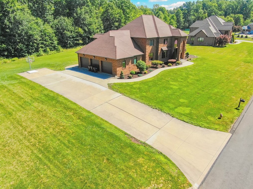 794 Club Dr, New Castle, PA 16105