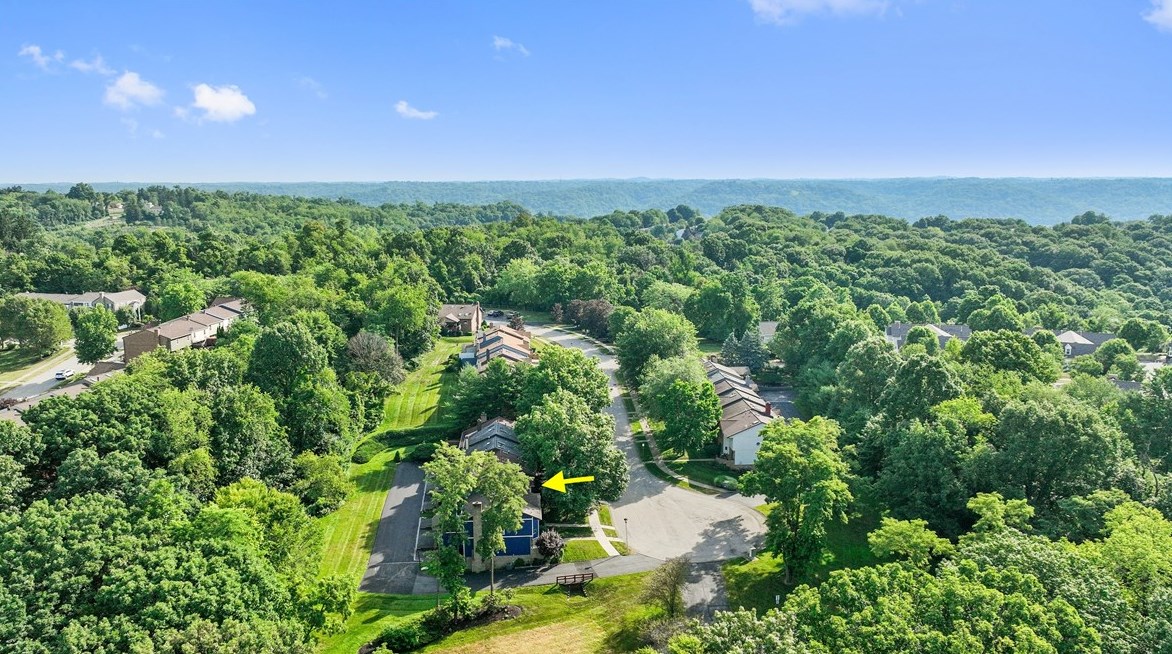 908 Canterbury Dr, Moon Twp, PA 15108