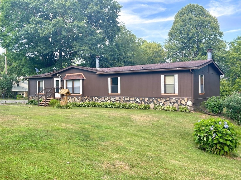 614 Deer Creek Rd, Hermitage, PA 16159