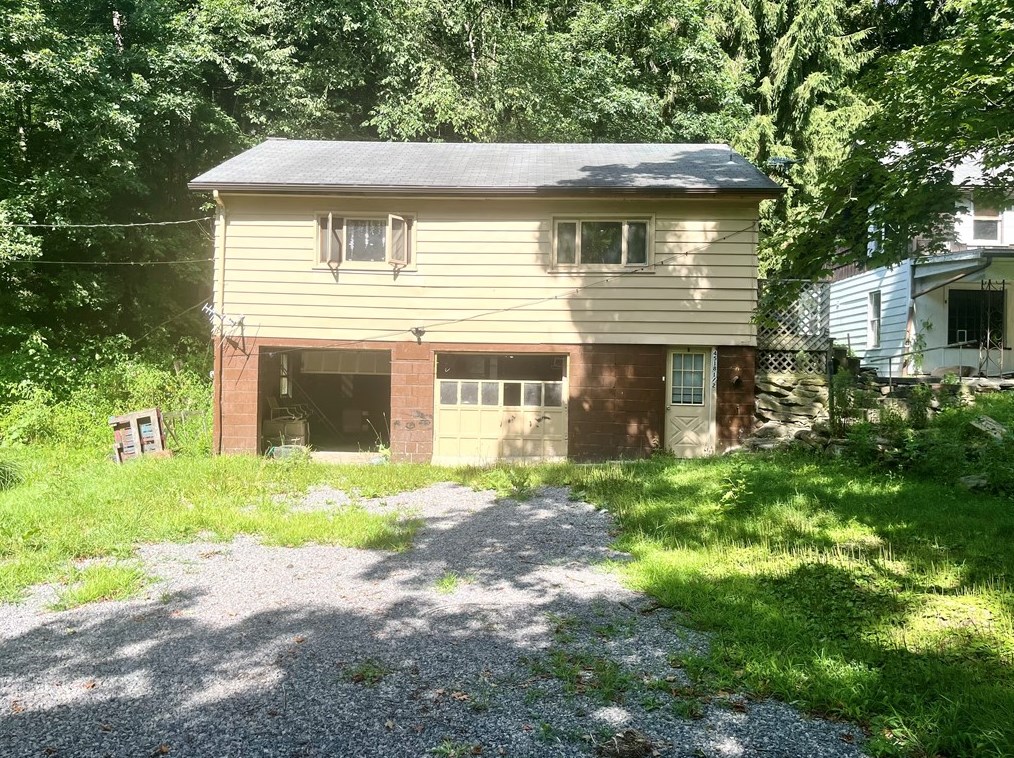 4518 Hollow Rd, New Castle, PA 16101