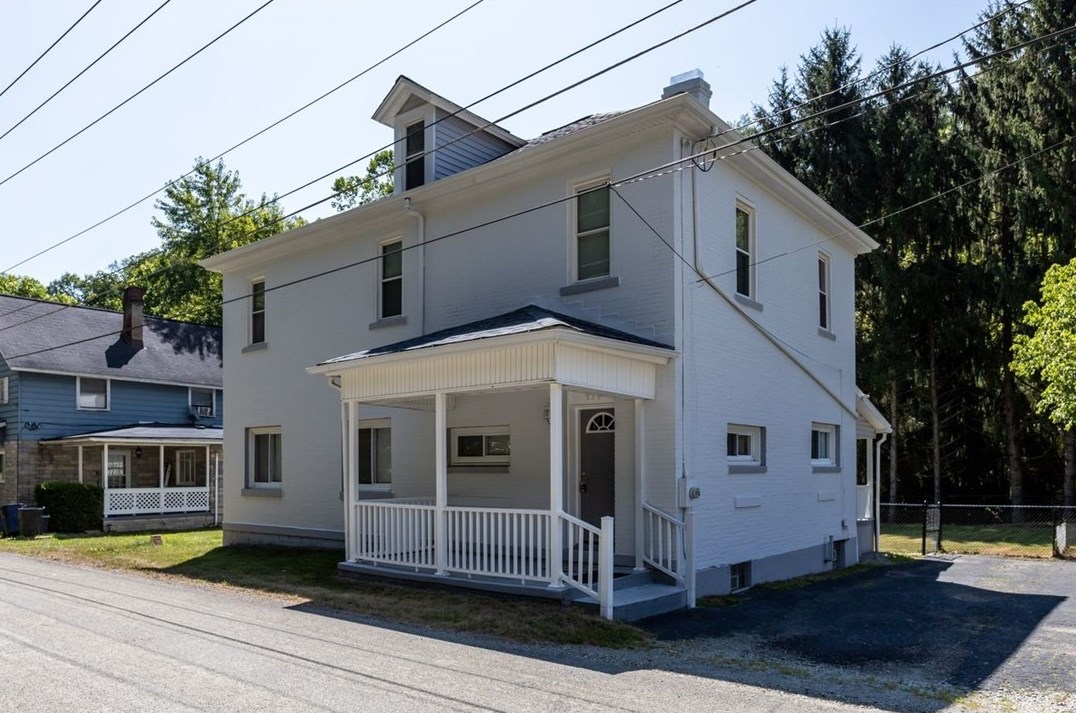 936 Pike Run Dr, Coal Center, PA 15423
