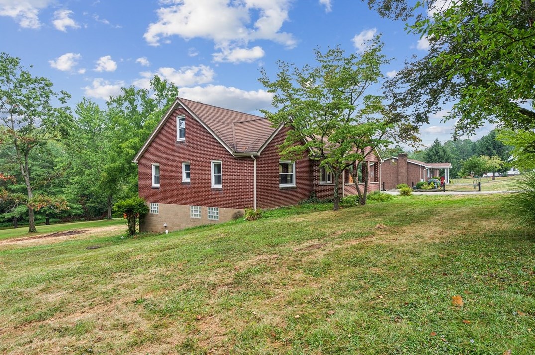 1044 Lux Rd, Jeannette, PA 15644