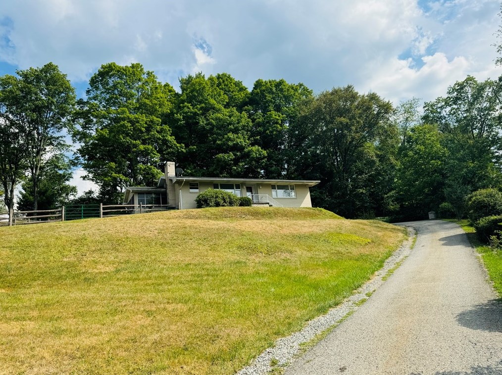 105 Westview Dr, Ligonier, PA 15658