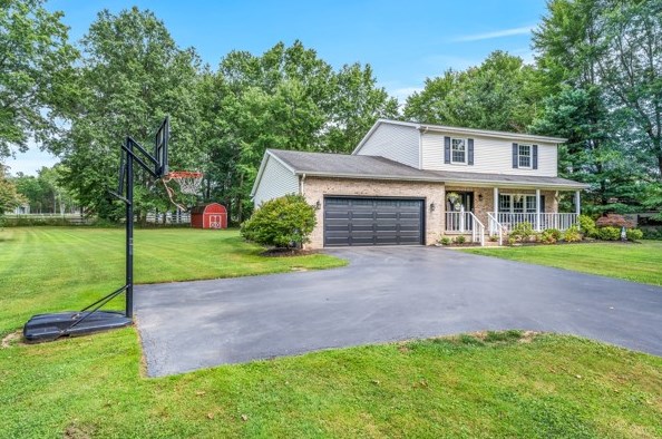 365 Butterfly Ln, Hermitage, PA 16148