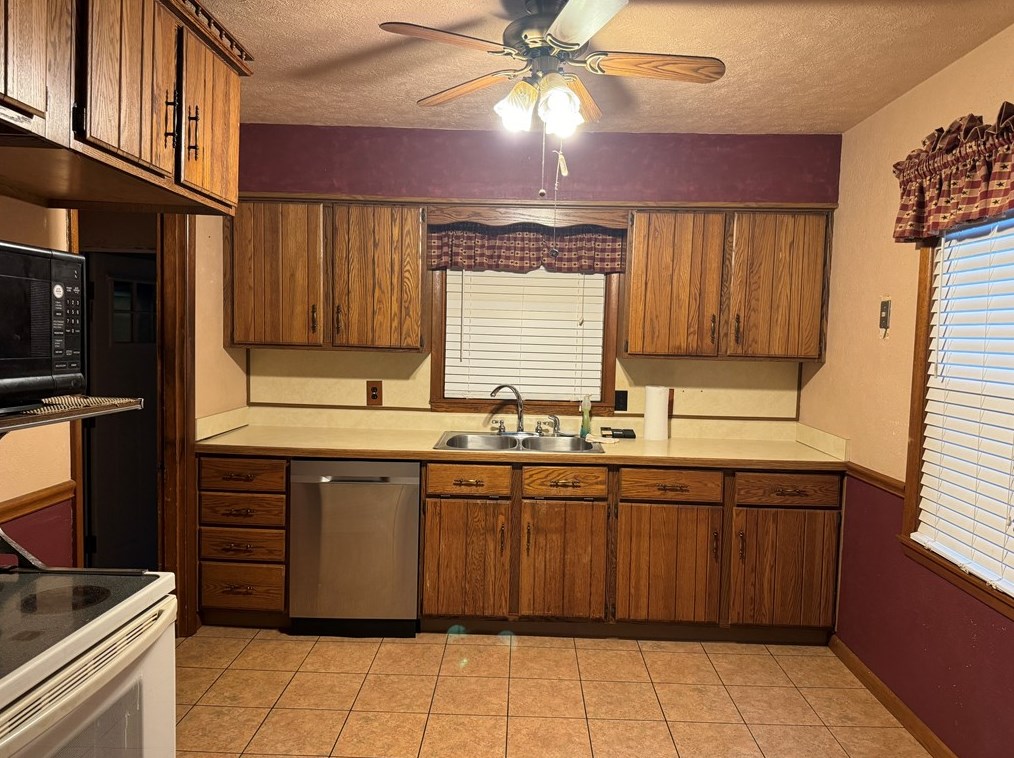 2159 Woodbine Dr, Hermitage, PA 16148