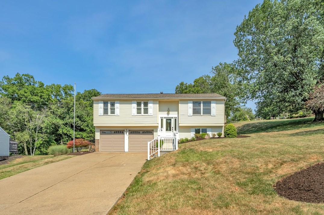 700 Thornwick Dr, Pittsburgh, PA 15243-1612