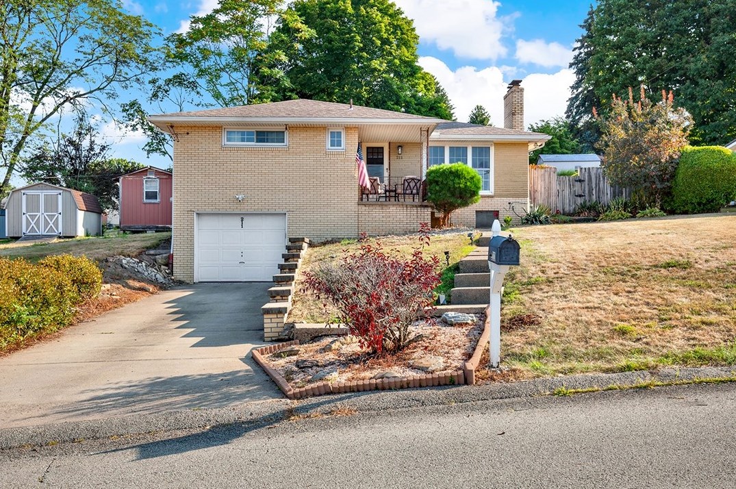 211 Laurel Dr, Greensburg, PA 15601-4524