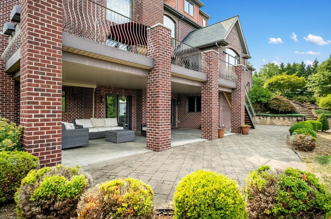 2230 Country Clb Dr, Pittsburgh PA 15235-4114 exterior