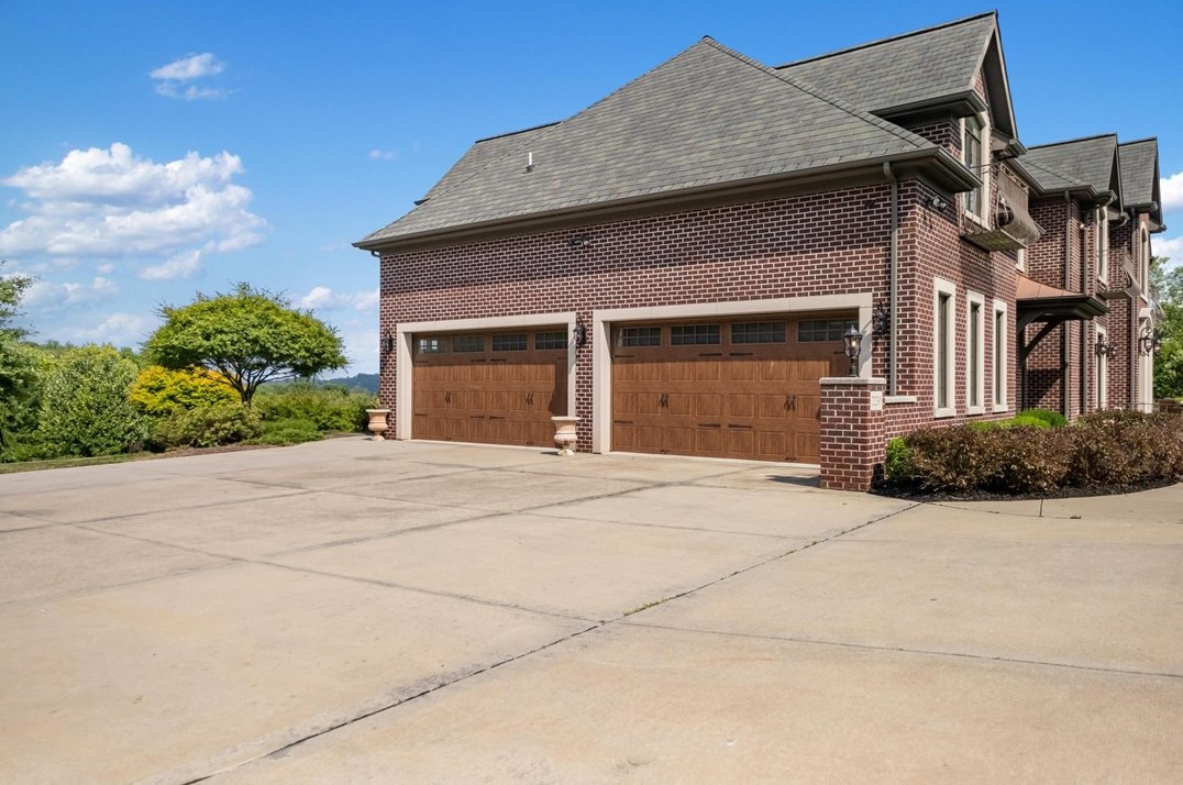 2230 Country Clb Dr, Pittsburgh PA 15235-4114 exterior