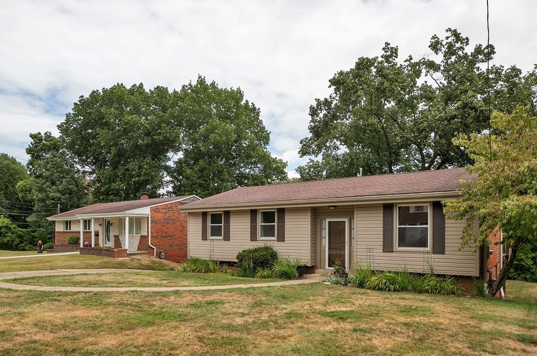 15 Woody Crest Dr, Pittsburgh, PA 15234