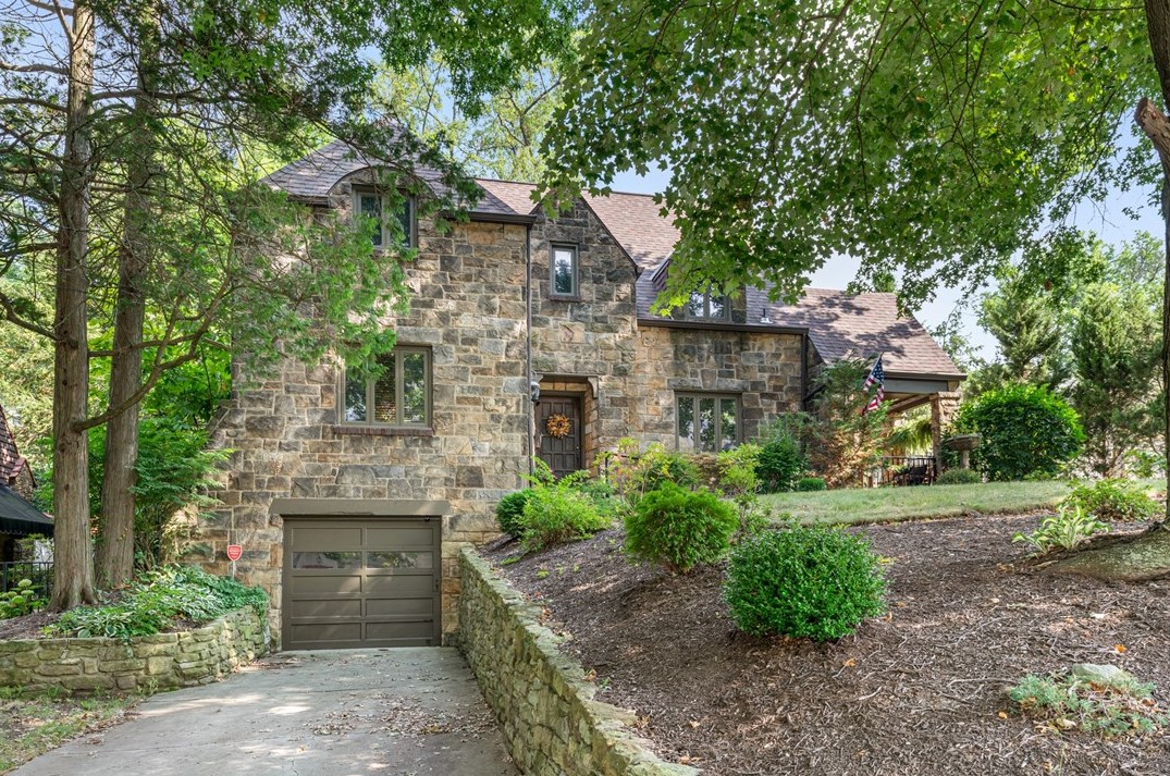 28 Mayfair Dr, Pittsburgh, PA 15228