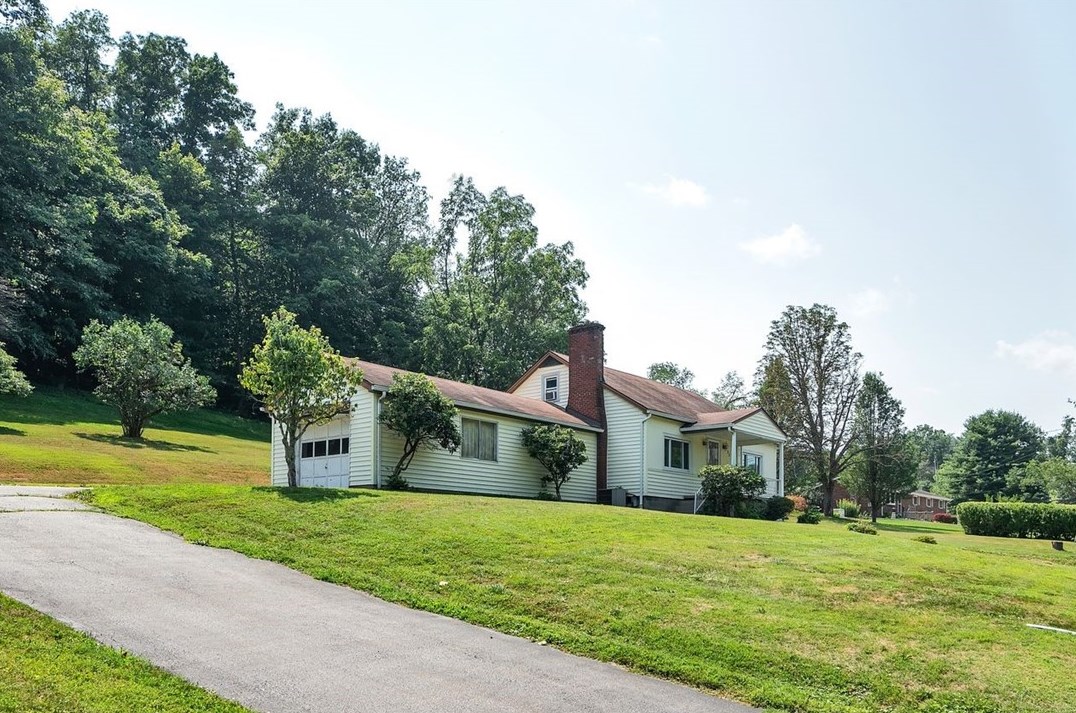 133 Airport Rd, Finleyville, PA 15332