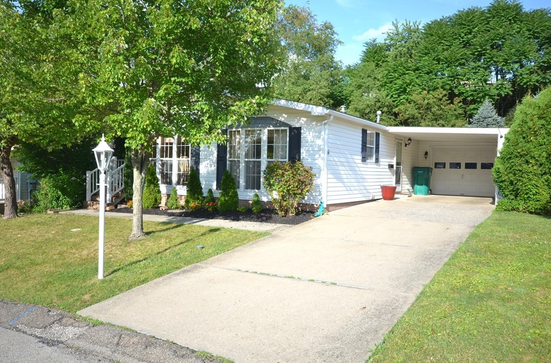 242 Rock Lake Dr, Zelienople, PA 16063