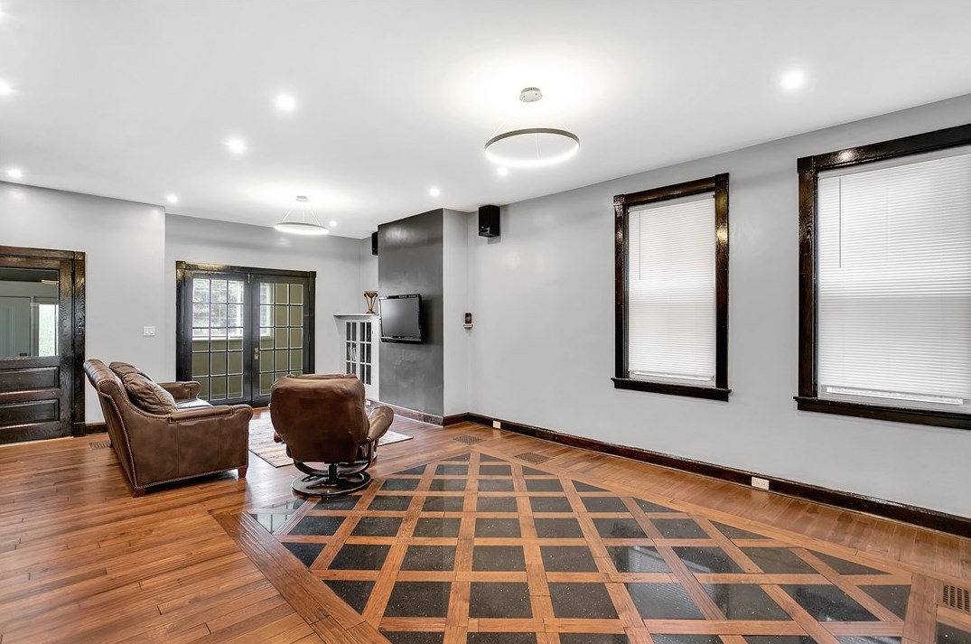 2004 Main St, Pittsburgh, PA 15215-2717