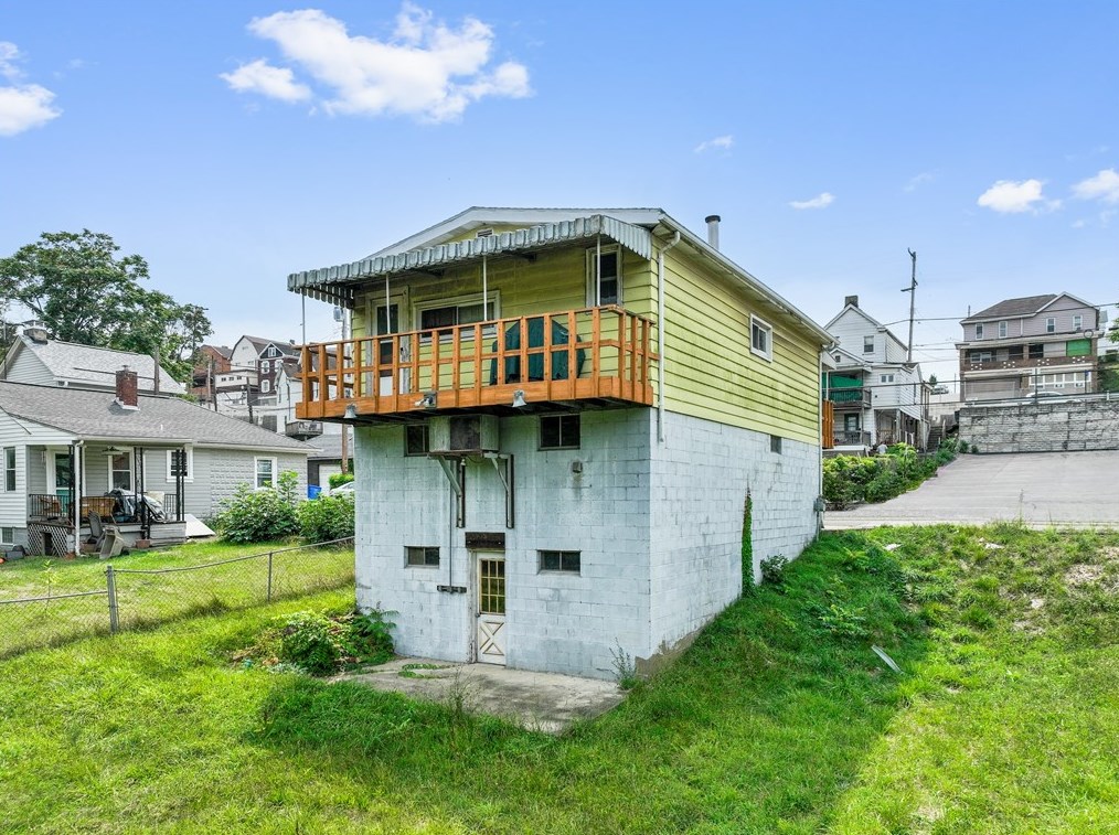 551 Center St, Collier Township, PA 15106