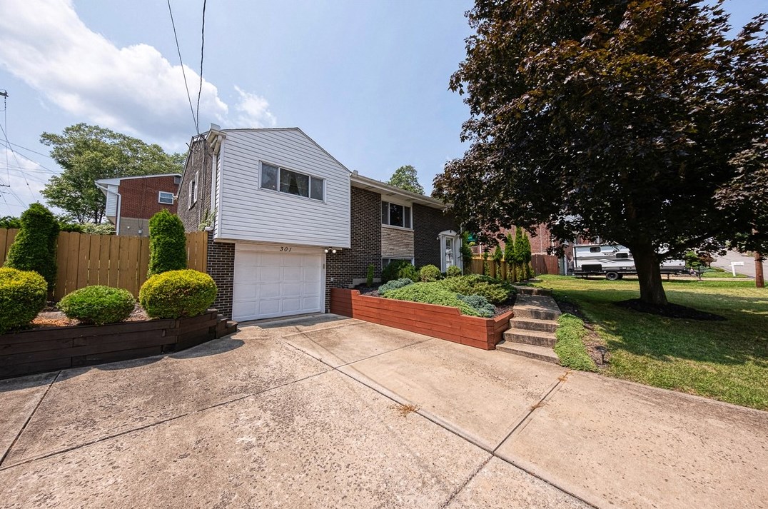 301 Woodstone Dr, Pittsburgh, PA 15235