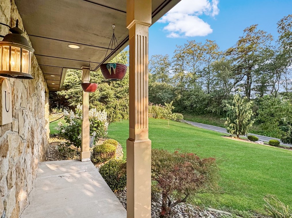 796 Hoover Rd, New Castle, PA 16101