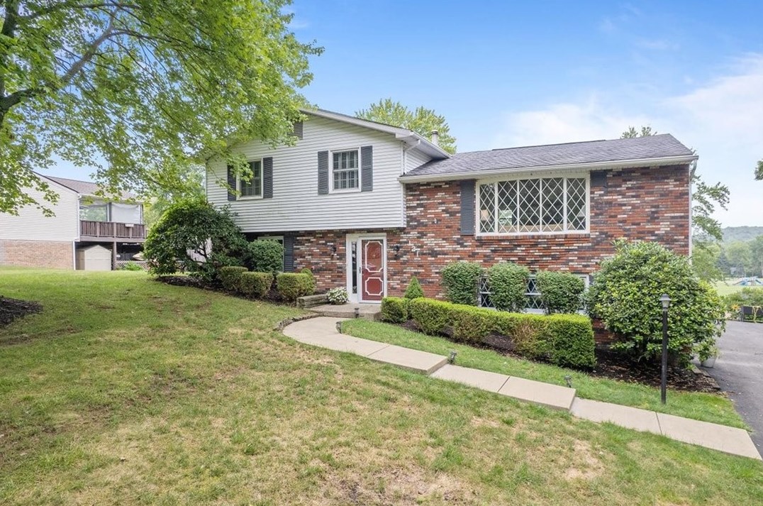 121 Foxglove Dr, Baden, PA 15005