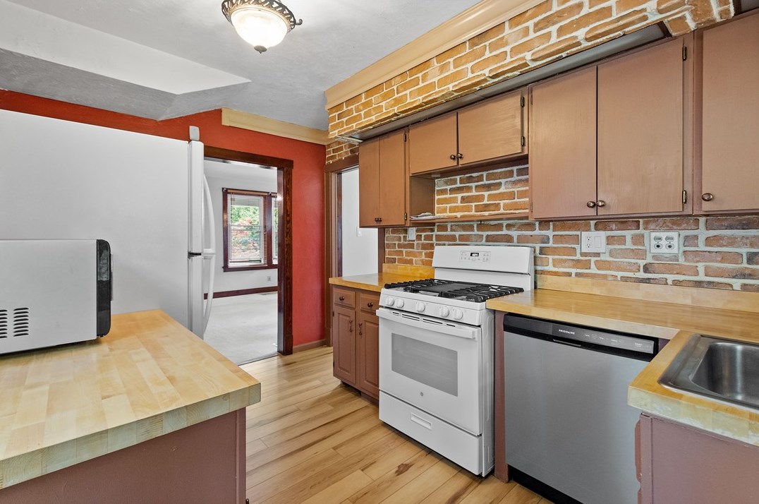 1340 Arkansas Ave, Pittsburgh PA  15216-2606 exterior