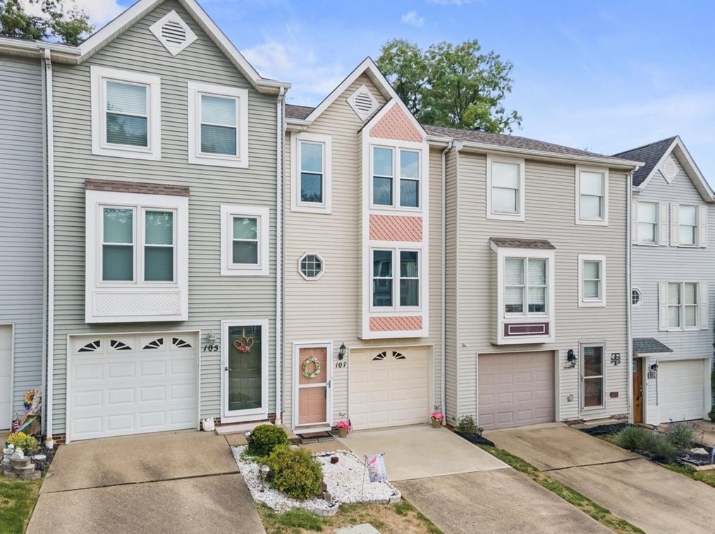 107 Village Dr, Pittsburgh, PA 15227