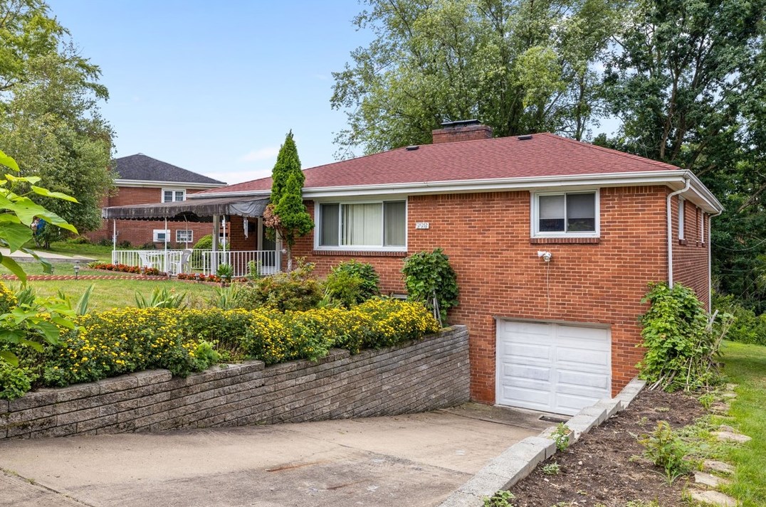 998 Redwood Dr, Pittsburgh, PA 15234