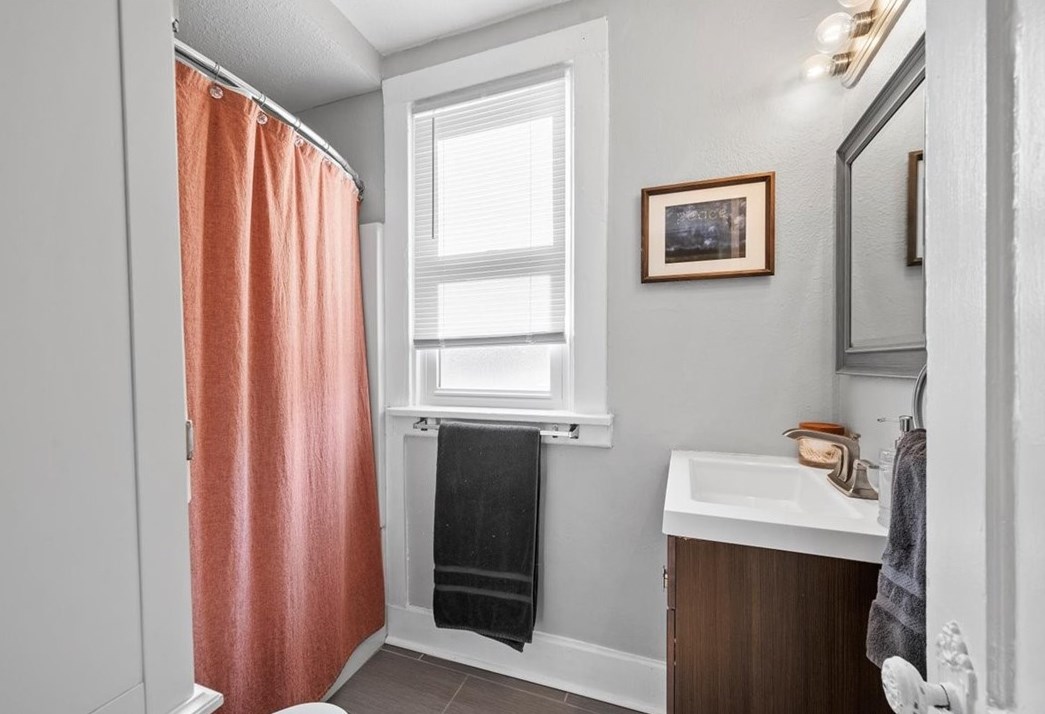 5824 Bryant St, Pittsburgh PA  15206-1604 exterior