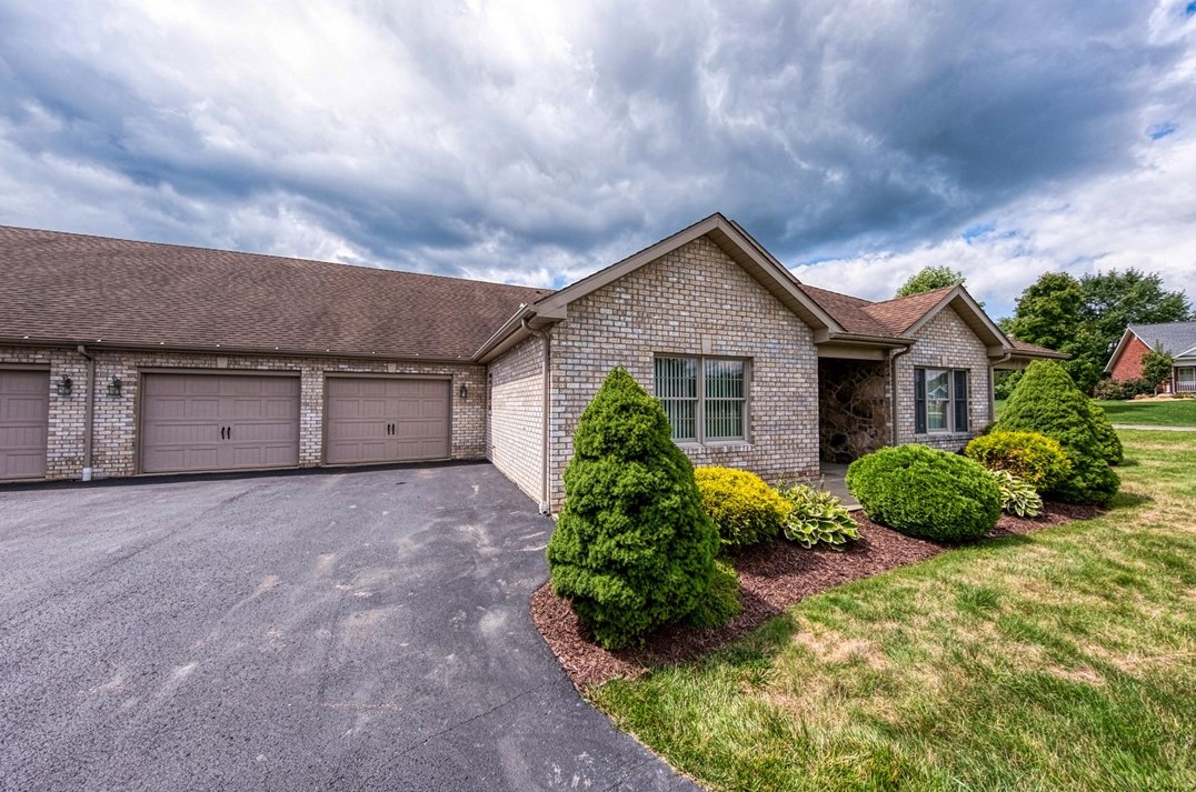 206 Stoneybrook Dr, Cabot, PA 16023