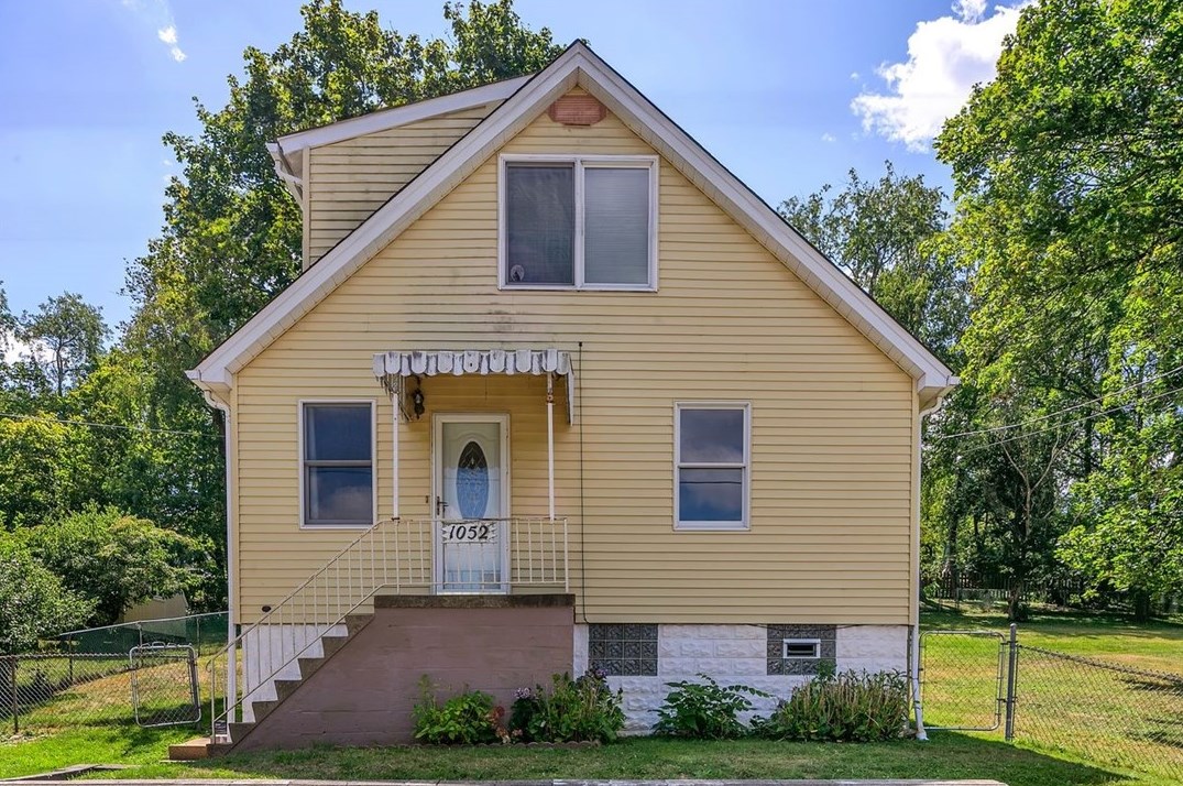 1052 Franklin Dr, Bethel Park, PA 15102
