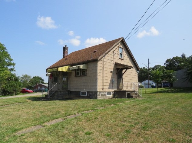 218 N Charles St, Zelienople, PA 16063