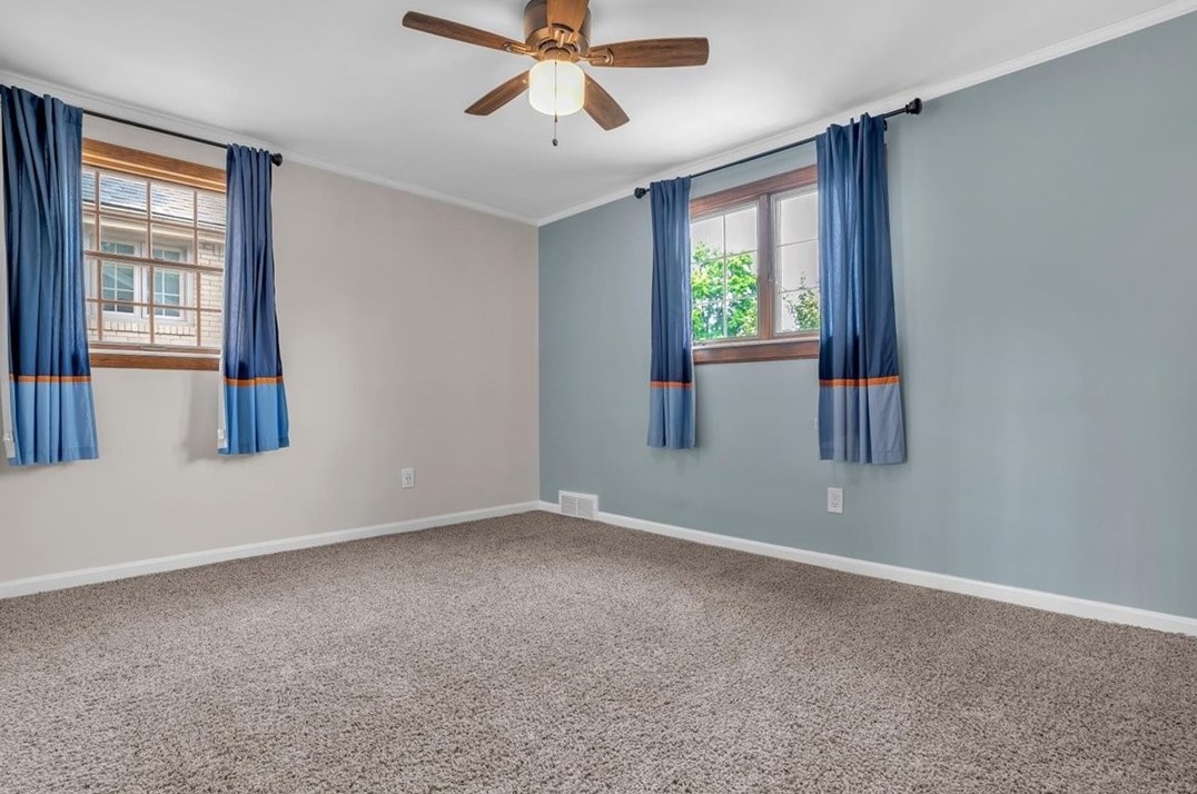 912 Country Clb Dr, Pittsburgh PA 15228-2625 exterior