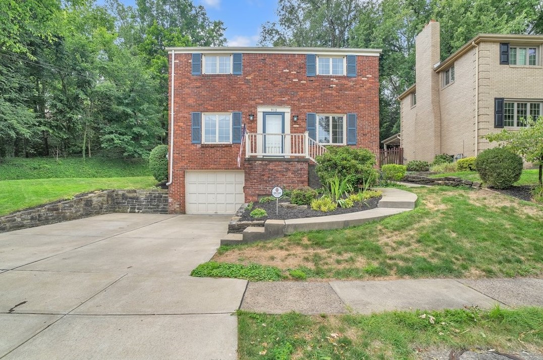 912 Country Clb Dr, Pittsburgh PA 15228-2625 exterior