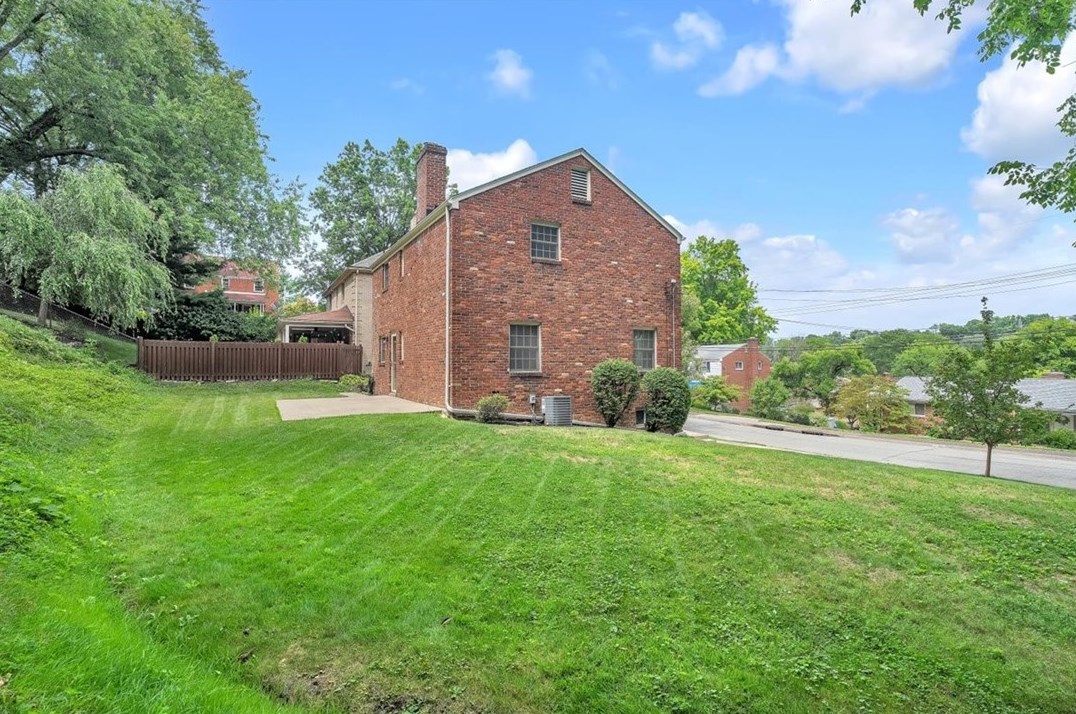 912 Country Clb Dr, Pittsburgh PA 15228-2625 exterior