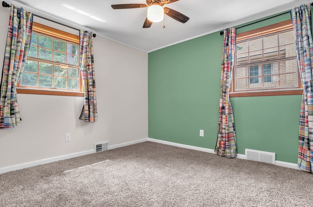 912 Country Clb Dr, Pittsburgh PA 15228-2625 exterior