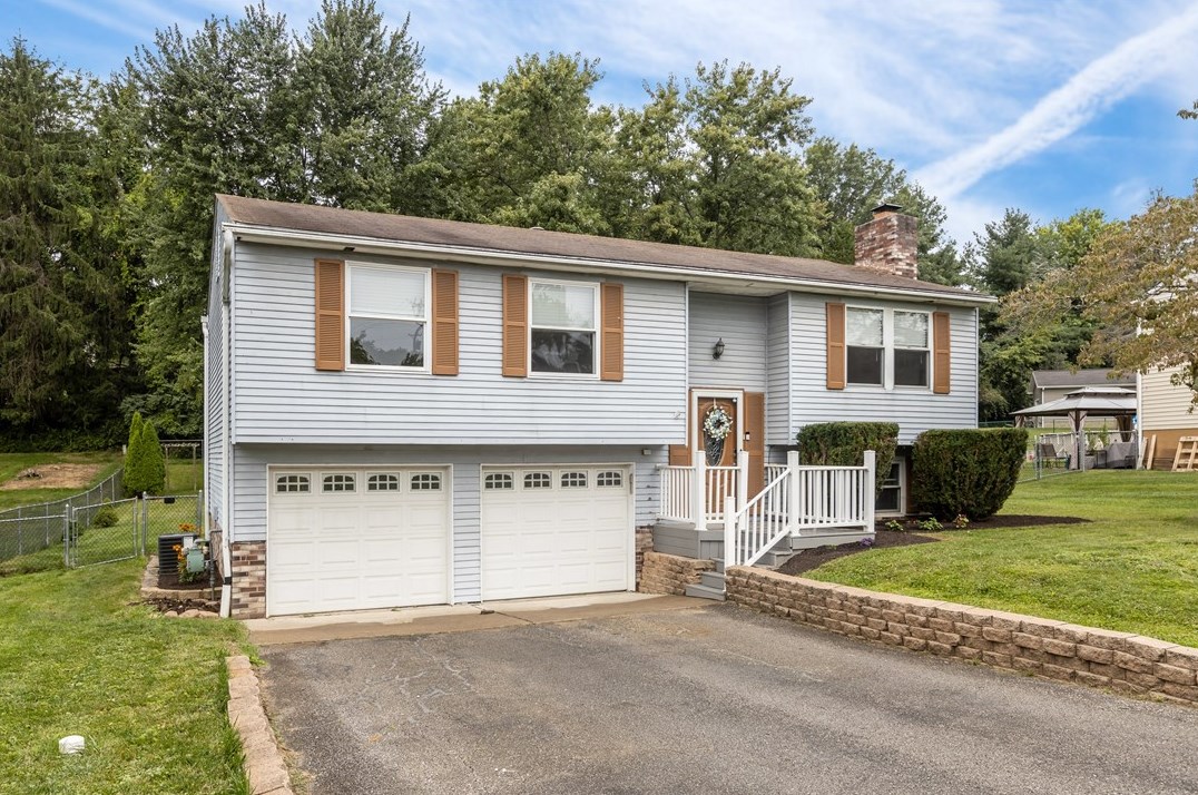 105 Old Ridge Rd, Moon Twp, PA 15108
